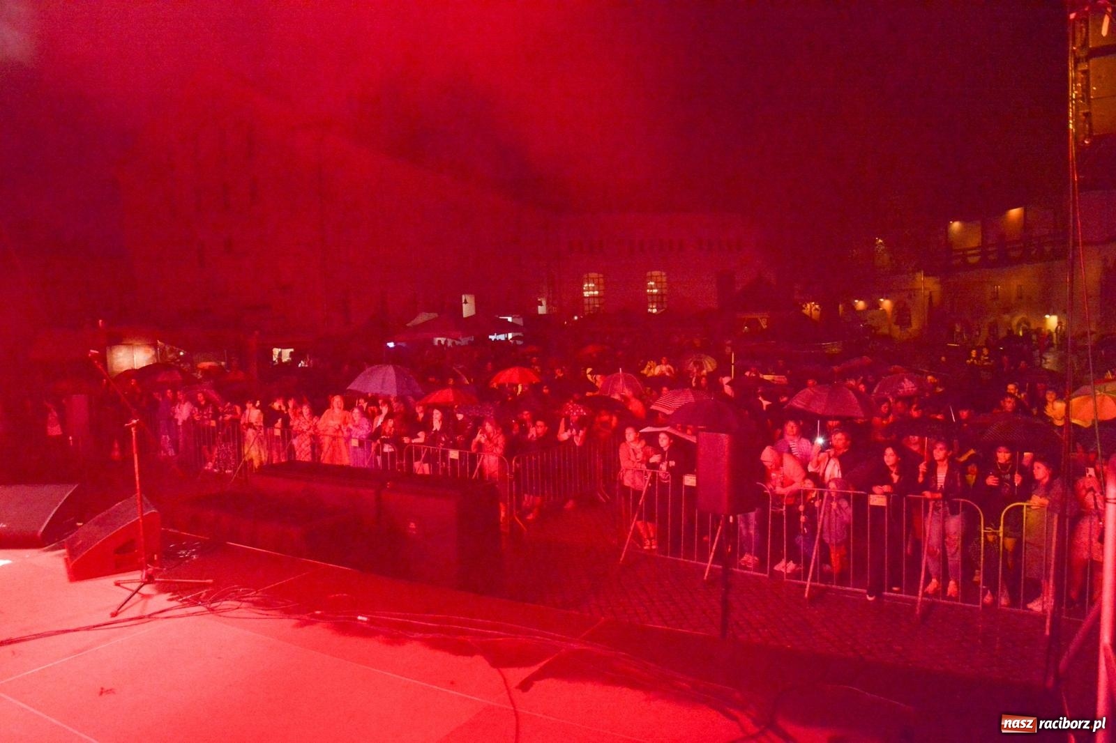 Zdjęcie w galerii na portalu naszraciborz.pl: SMOLASTY na zamku. Ulewa nie przestraszyła fanów wiadomości z regionu