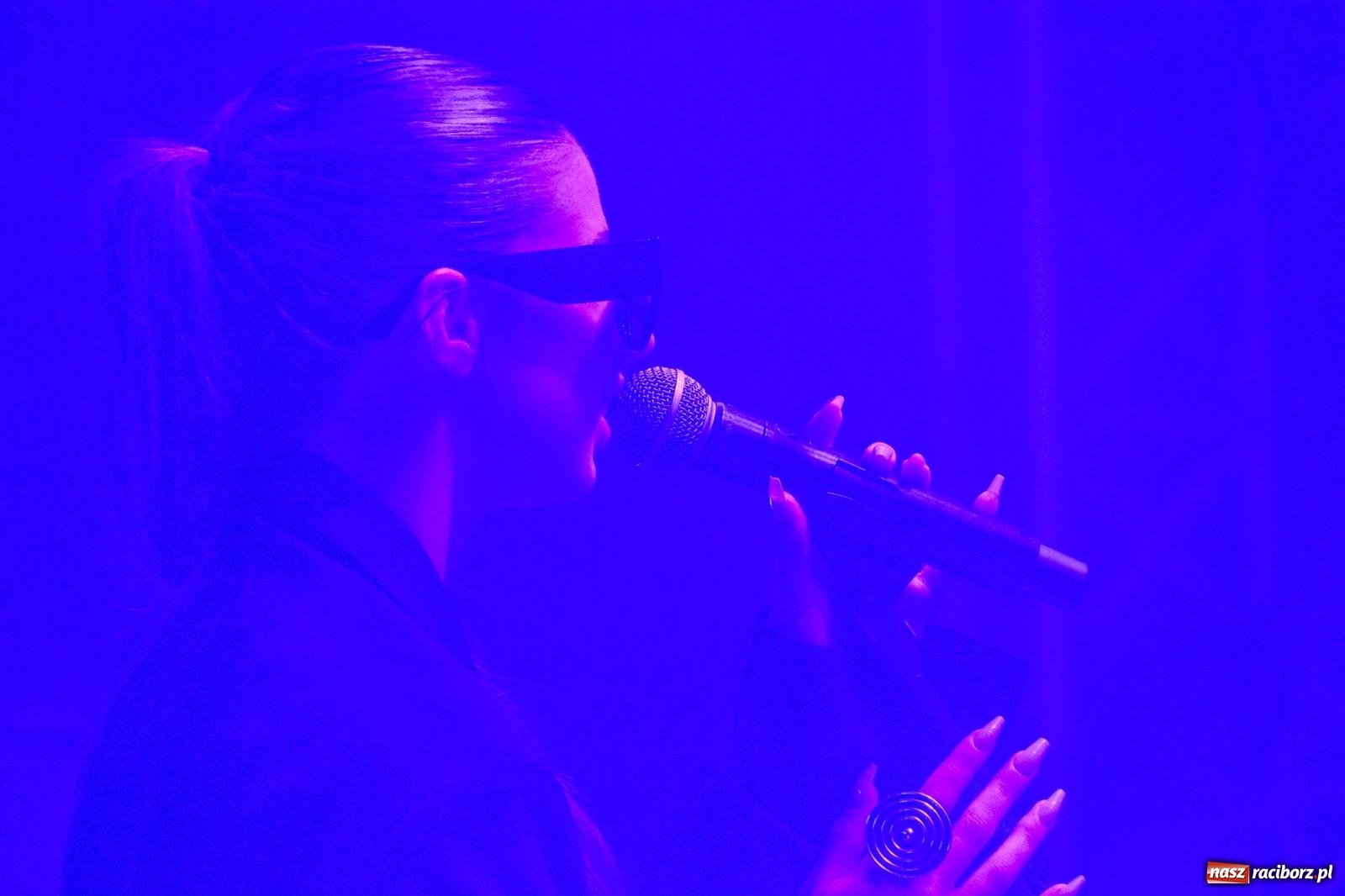 Zdjęcie w galerii na portalu naszraciborz.pl: SMOLASTY na zamku. Ulewa nie przestraszyła fanów wiadomości z regionu