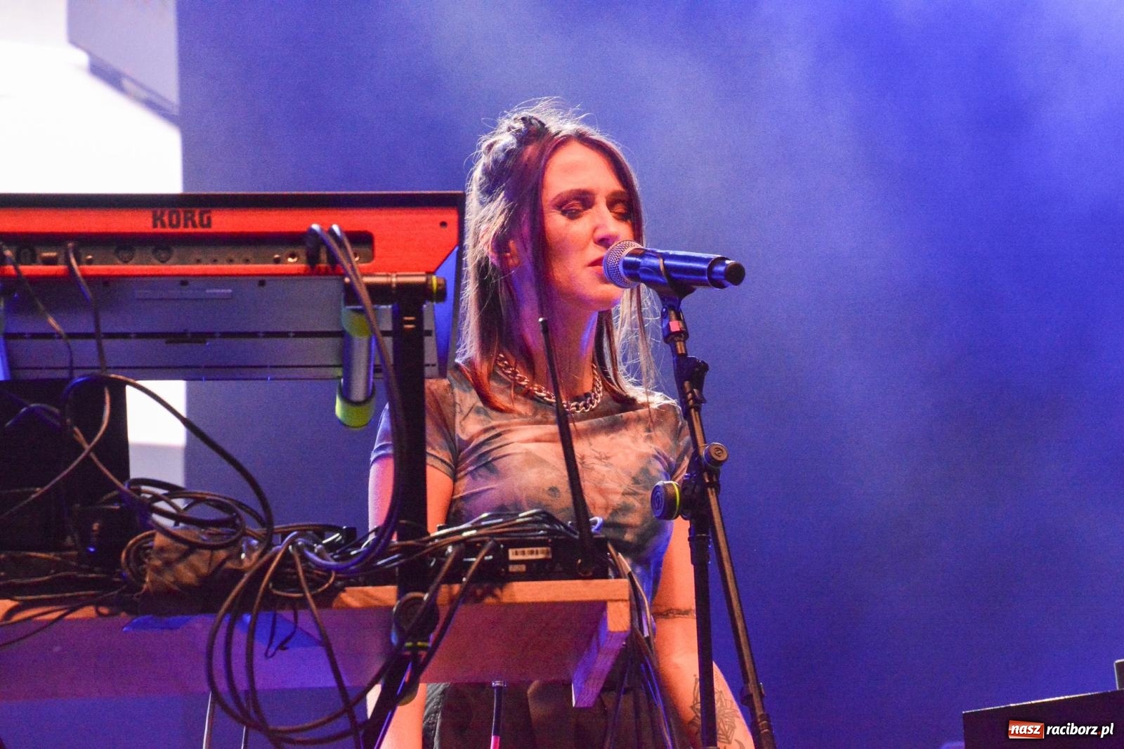 Zdjęcie w galerii na portalu naszraciborz.pl: SMOLASTY na zamku. Ulewa nie przestraszyła fanów wiadomości z regionu