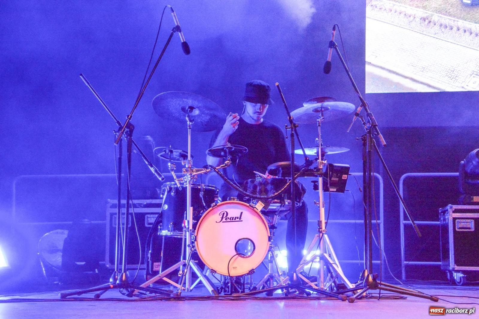 Zdjęcie w galerii na portalu naszraciborz.pl: SMOLASTY na zamku. Ulewa nie przestraszyła fanów wiadomości z regionu