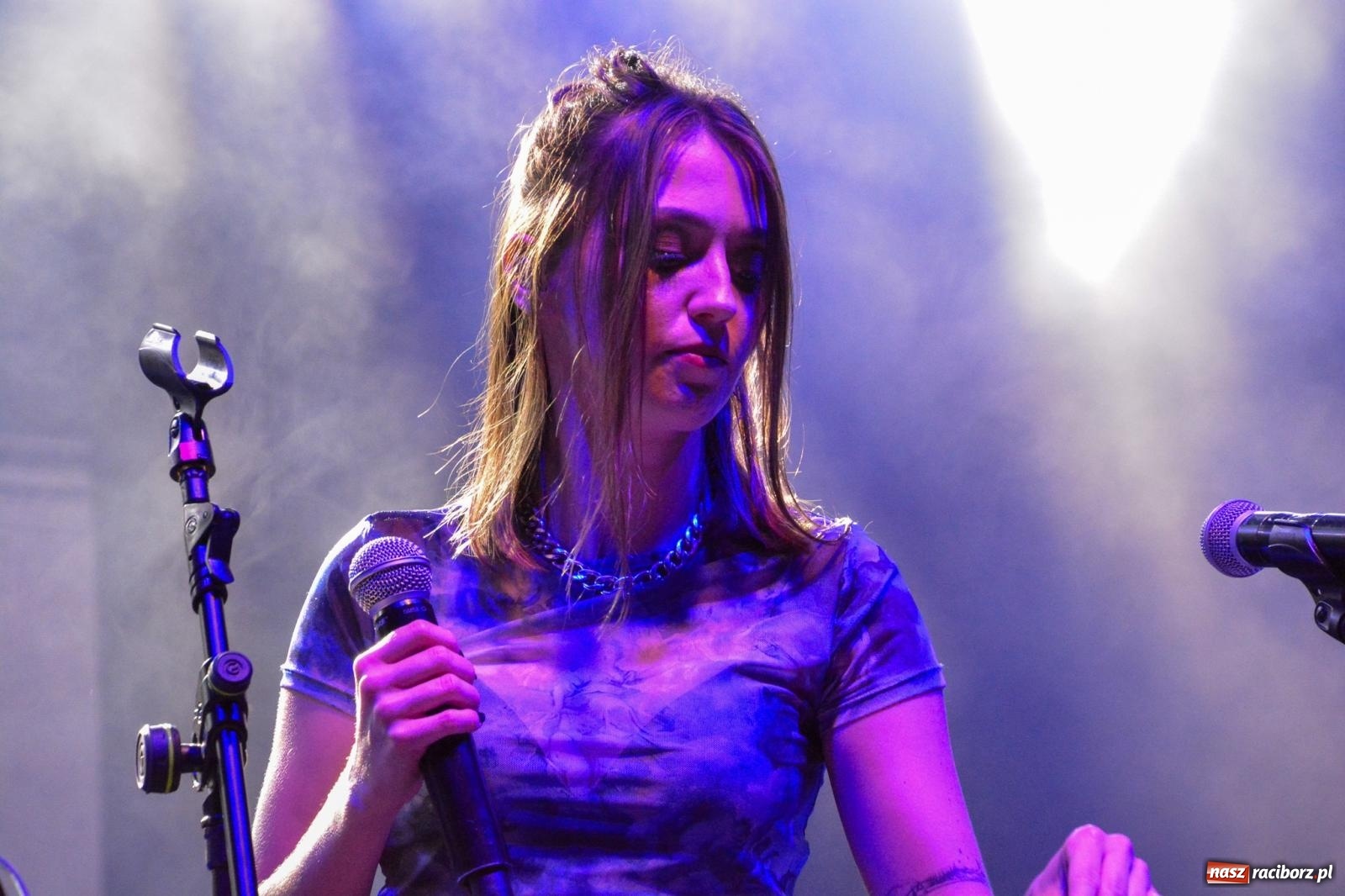 Zdjęcie w galerii na portalu naszraciborz.pl: SMOLASTY na zamku. Ulewa nie przestraszyła fanów wiadomości z regionu