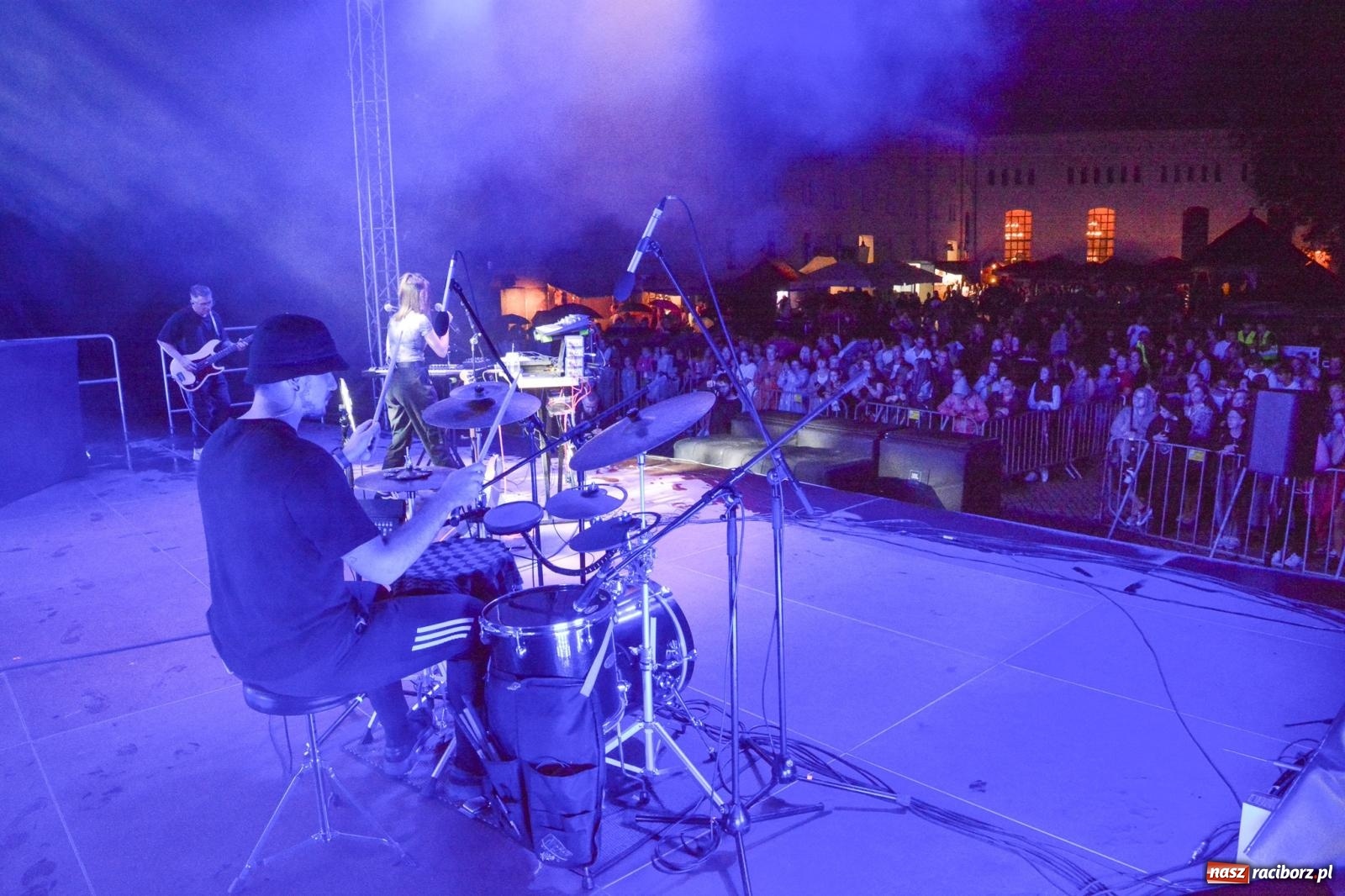 Zdjęcie w galerii na portalu naszraciborz.pl: SMOLASTY na zamku. Ulewa nie przestraszyła fanów wiadomości z regionu