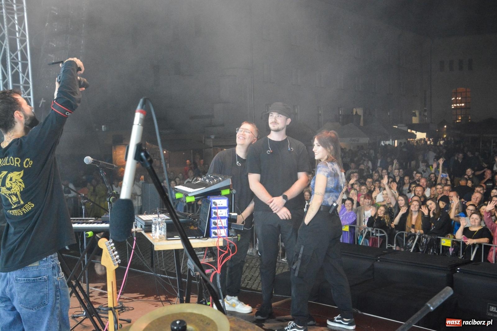 Zdjęcie w galerii na portalu naszraciborz.pl: SMOLASTY na zamku. Ulewa nie przestraszyła fanów wiadomości z regionu