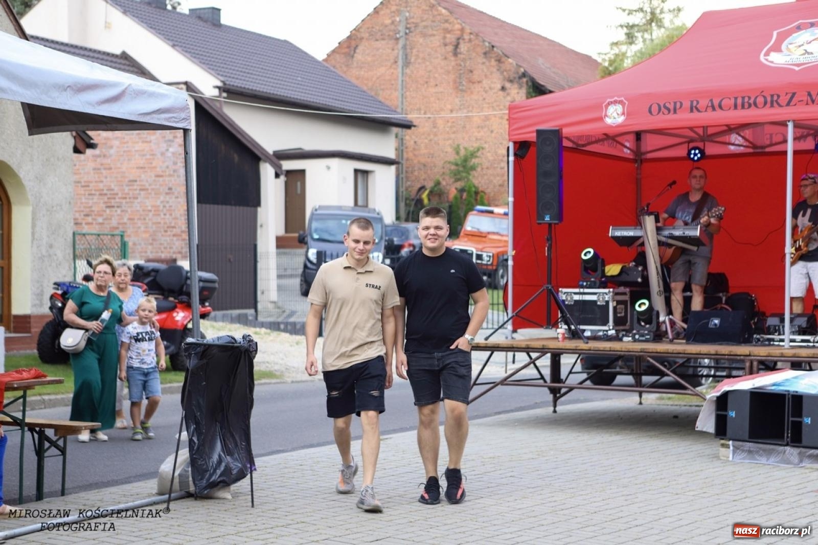 Zdjęcie w galerii na portalu naszraciborz.pl: Strażacy z Markowic z festynu pod remizą ruszyli do akcji [FOTO i WIDEO] wiadomości z regionu