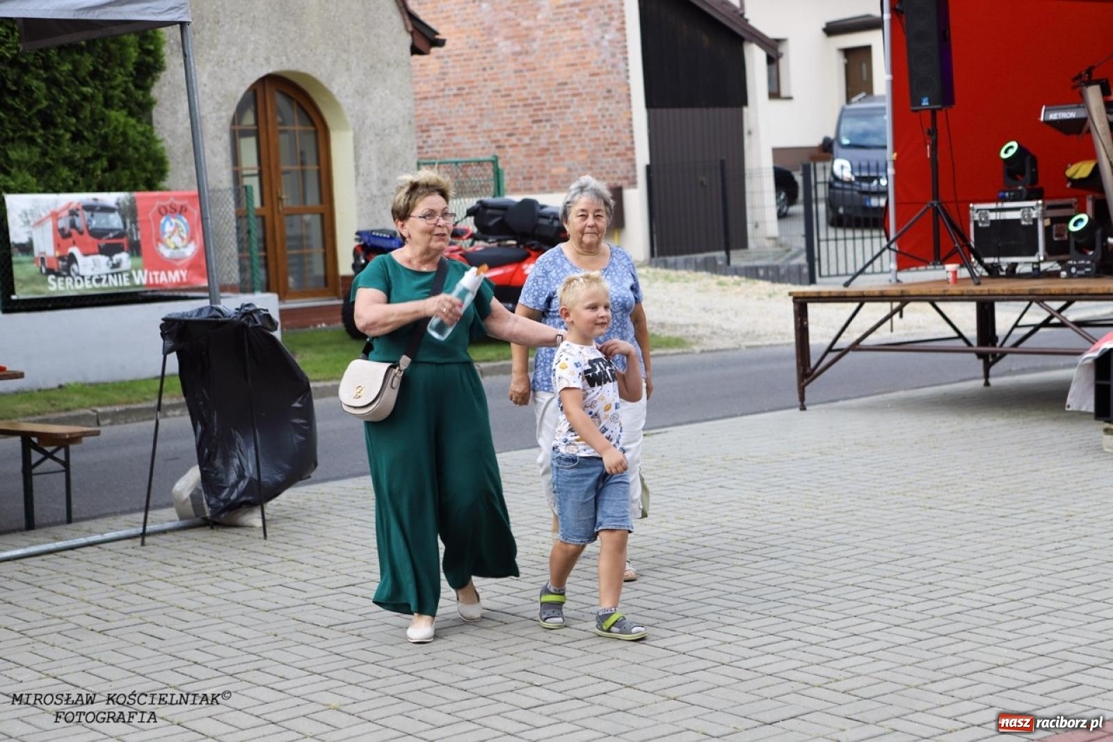 Zdjęcie w galerii na portalu naszraciborz.pl: Strażacy z Markowic z festynu pod remizą ruszyli do akcji [FOTO i WIDEO] wiadomości z regionu