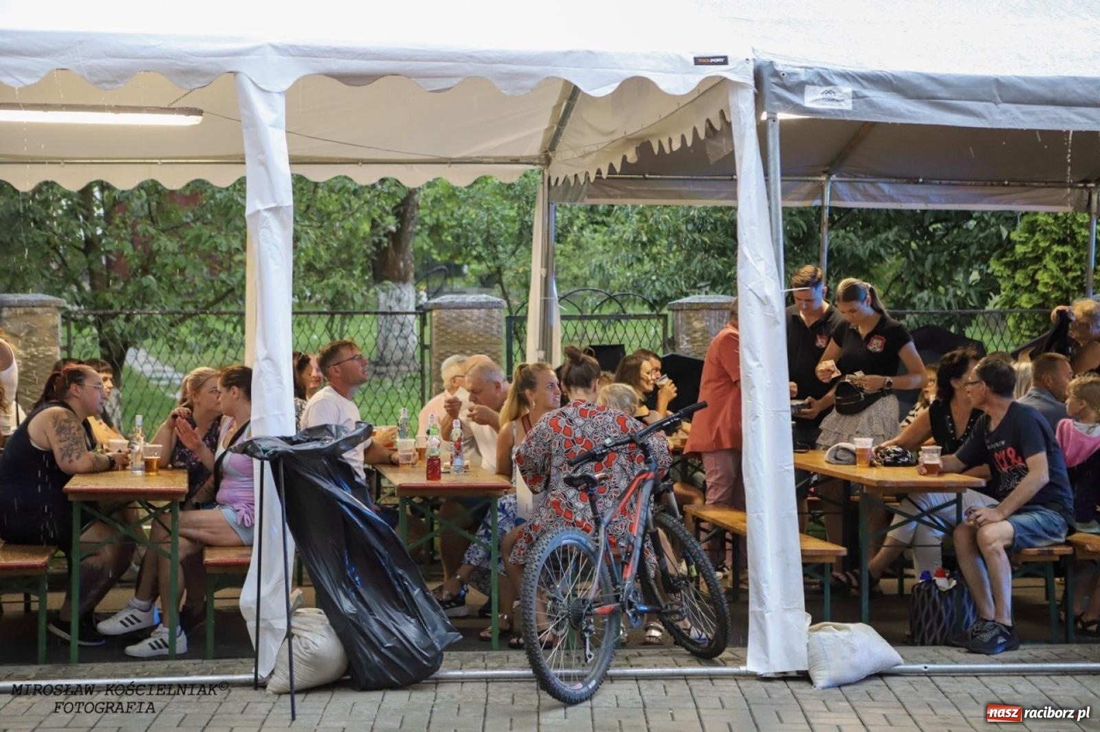 Zdjęcie w galerii na portalu naszraciborz.pl: Strażacy z Markowic z festynu pod remizą ruszyli do akcji [FOTO i WIDEO] wiadomości z regionu