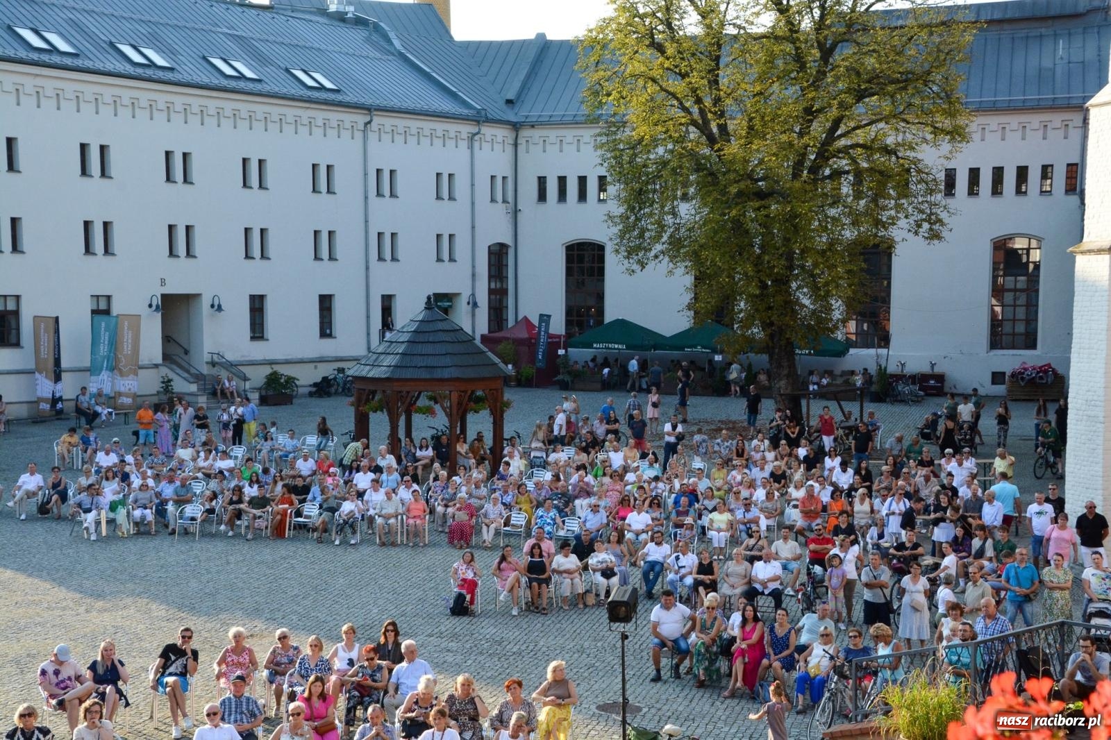 Zdjęcie w galerii na portalu naszraciborz.pl: Długie Lato w Portofino – koncert debiutancki Julii Georges w scenerii zamku wiadomości z regionu