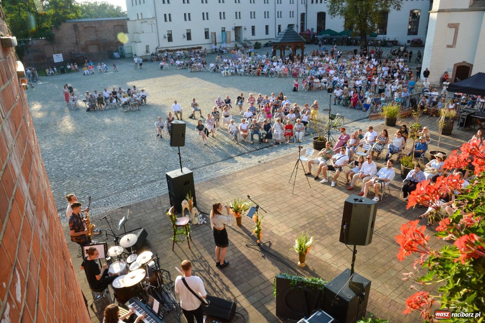 Zdjęcie w galerii na portalu naszraciborz.pl: Długie Lato w Portofino – koncert debiutancki Julii Georges w scenerii zamku wiadomości z regionu