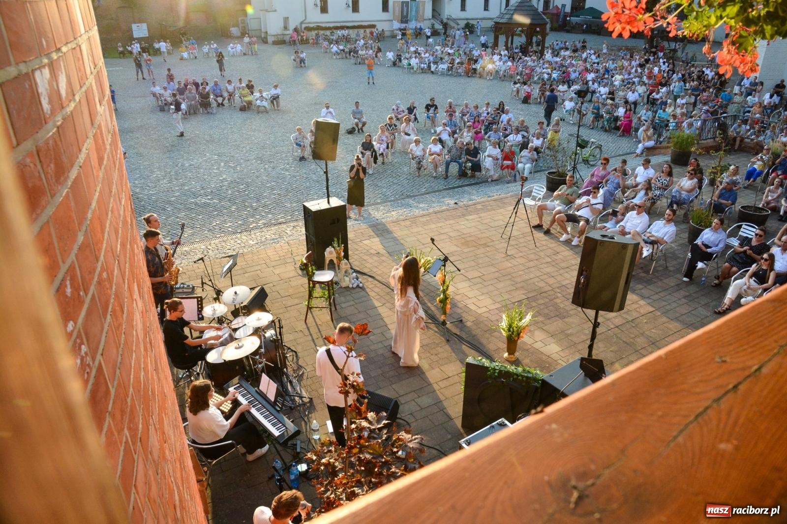 Zdjęcie w galerii na portalu naszraciborz.pl: Długie Lato w Portofino – koncert debiutancki Julii Georges w scenerii zamku wiadomości z regionu