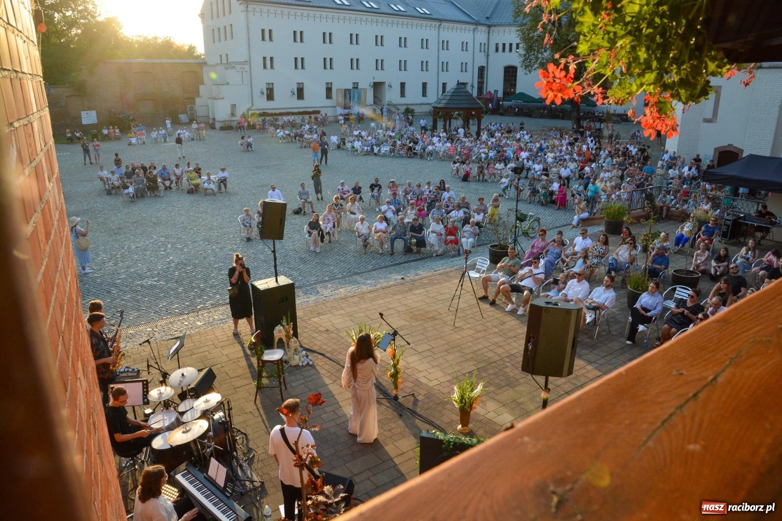 Zdjęcie w galerii na portalu naszraciborz.pl: Długie Lato w Portofino – koncert debiutancki Julii Georges w scenerii zamku wiadomości z regionu