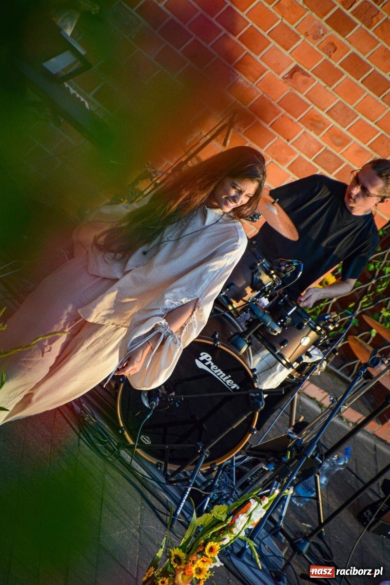 Zdjęcie w galerii na portalu naszraciborz.pl: Długie Lato w Portofino – koncert debiutancki Julii Georges w scenerii zamku wiadomości z regionu