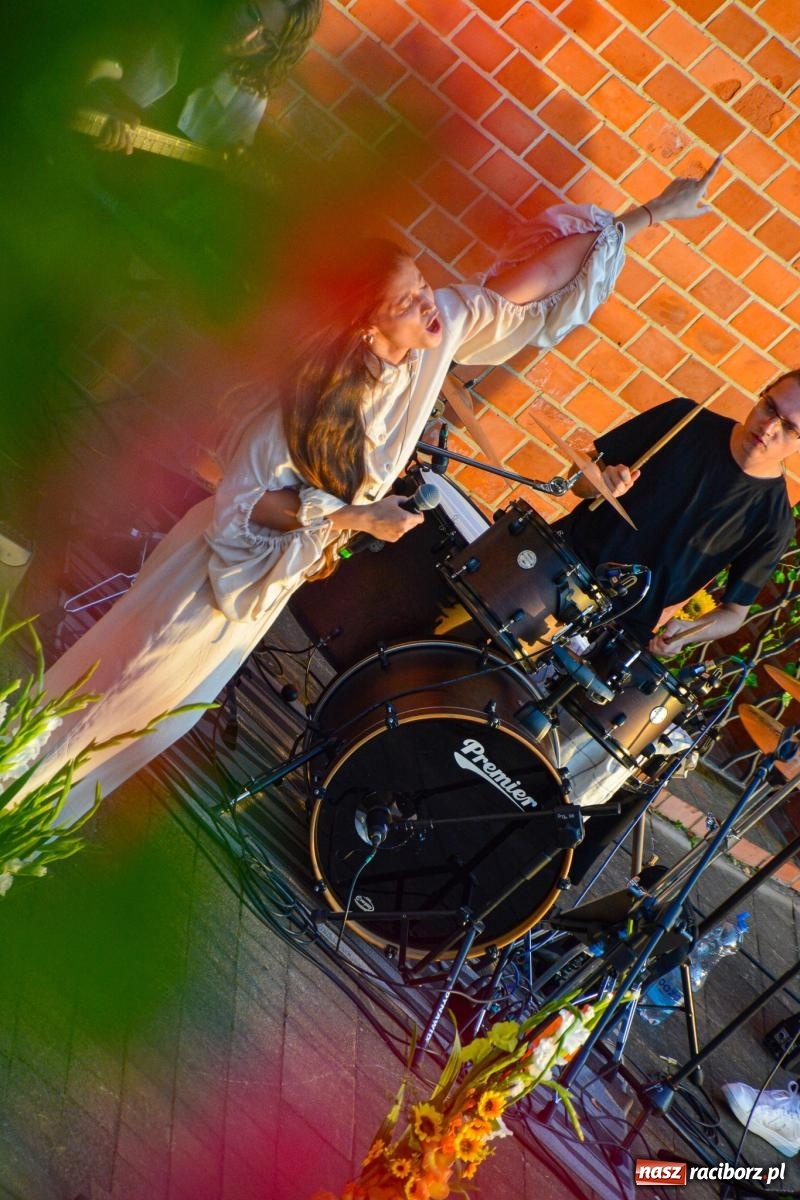 Zdjęcie w galerii na portalu naszraciborz.pl: Długie Lato w Portofino – koncert debiutancki Julii Georges w scenerii zamku wiadomości z regionu