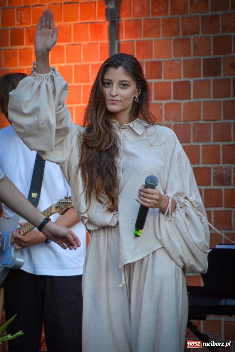 Zdjęcie w galerii na portalu naszraciborz.pl: Długie Lato w Portofino – koncert debiutancki Julii Georges w scenerii zamku wiadomości z regionu