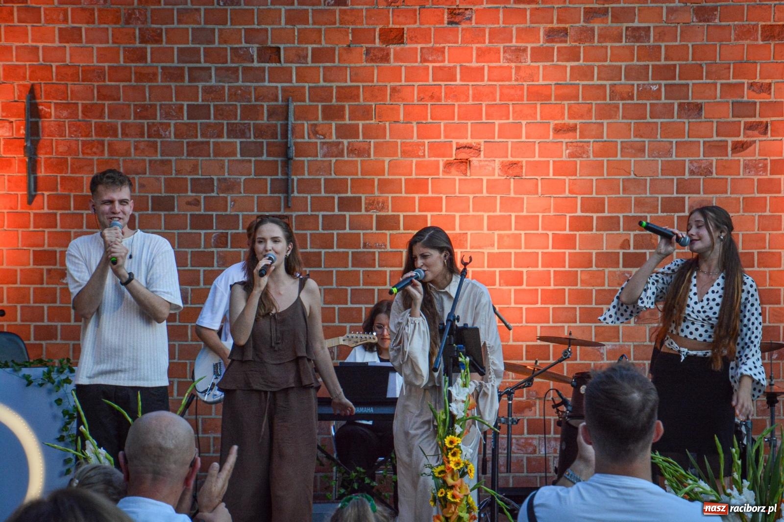 Zdjęcie w galerii na portalu naszraciborz.pl: Długie Lato w Portofino – koncert debiutancki Julii Georges w scenerii zamku wiadomości z regionu