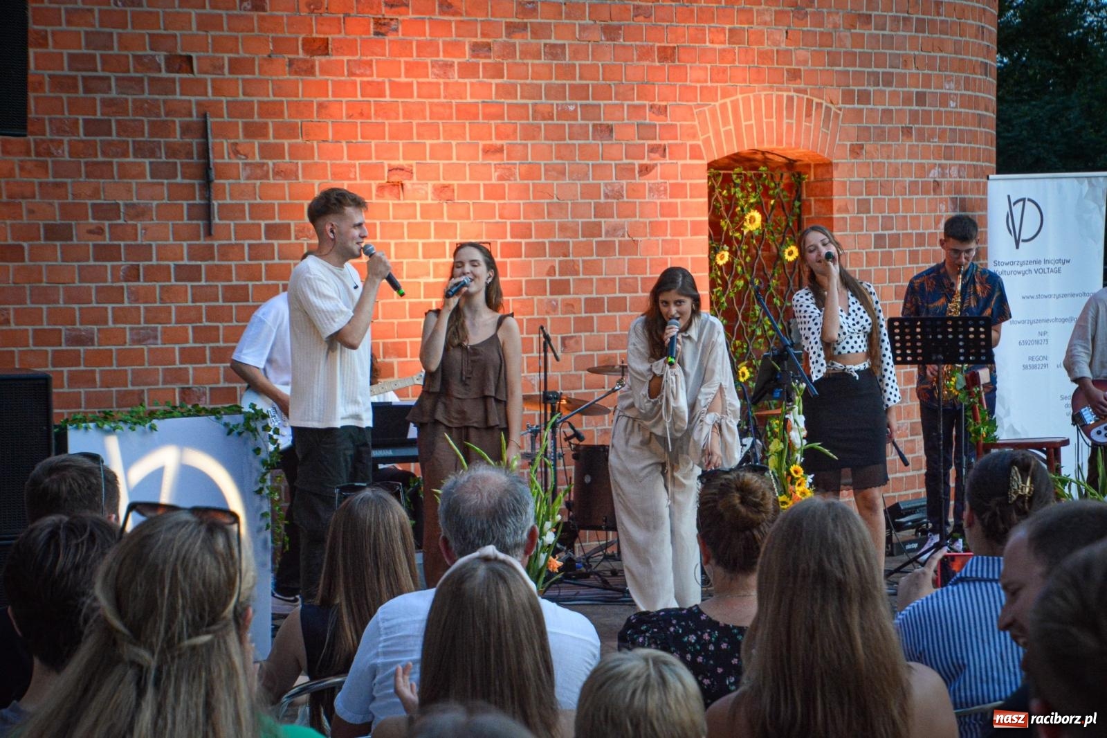 Zdjęcie w galerii na portalu naszraciborz.pl: Długie Lato w Portofino – koncert debiutancki Julii Georges w scenerii zamku wiadomości z regionu