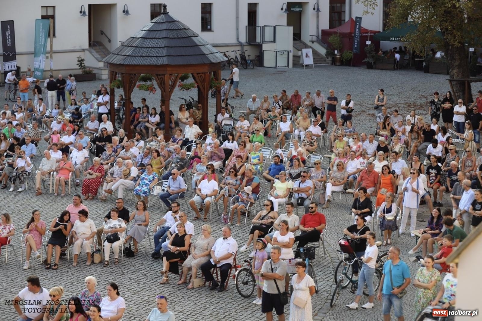 Zdjęcie w galerii na portalu naszraciborz.pl: Długie Lato w Portofino – koncert debiutancki Julii Georges w scenerii zamku wiadomości z regionu