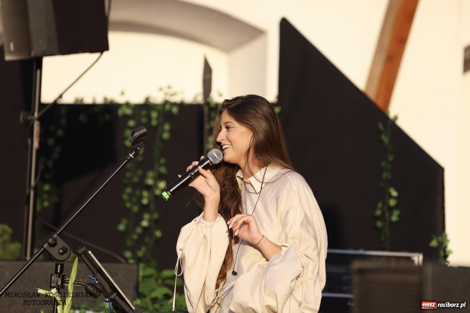 Zdjęcie w galerii na portalu naszraciborz.pl: Długie Lato w Portofino – koncert debiutancki Julii Georges w scenerii zamku wiadomości z regionu