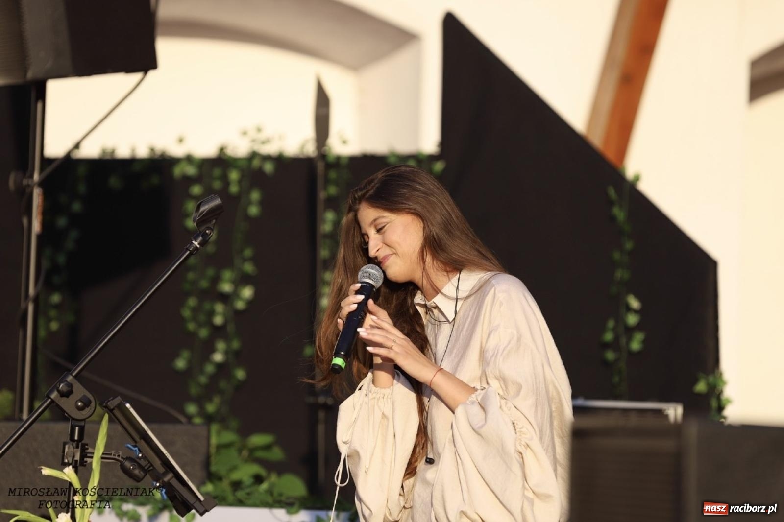 Zdjęcie w galerii na portalu naszraciborz.pl: Długie Lato w Portofino – koncert debiutancki Julii Georges w scenerii zamku wiadomości z regionu