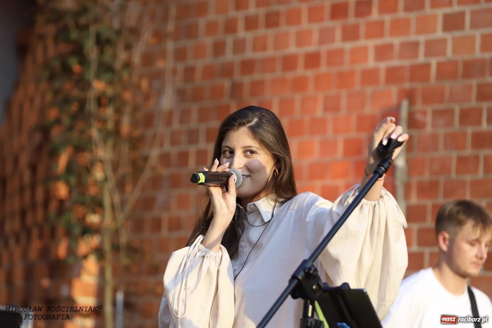 Zdjęcie w galerii na portalu naszraciborz.pl: Długie Lato w Portofino – koncert debiutancki Julii Georges w scenerii zamku wiadomości z regionu