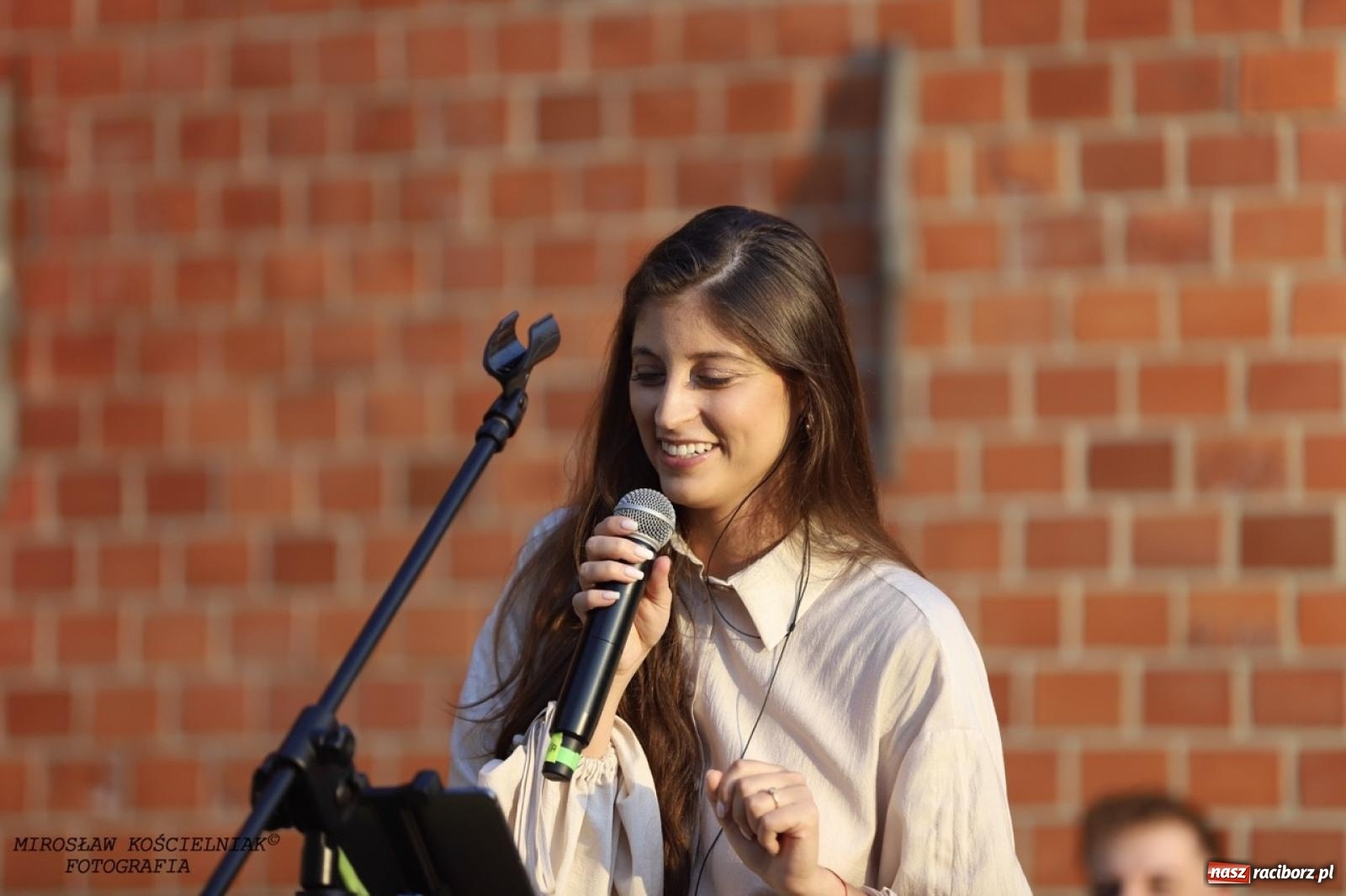 Zdjęcie w galerii na portalu naszraciborz.pl: Długie Lato w Portofino – koncert debiutancki Julii Georges w scenerii zamku wiadomości z regionu