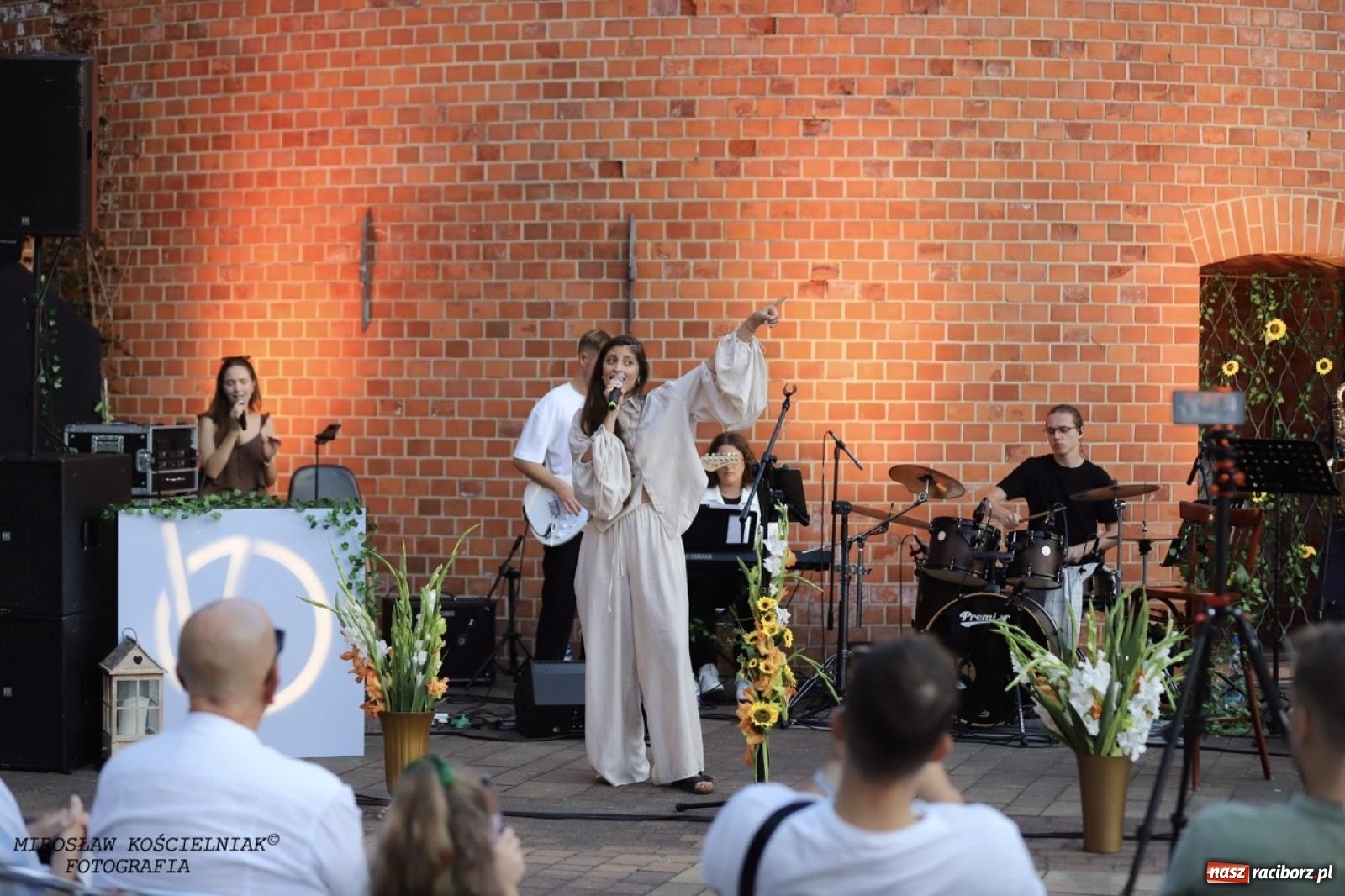 Zdjęcie w galerii na portalu naszraciborz.pl: Długie Lato w Portofino – koncert debiutancki Julii Georges w scenerii zamku wiadomości z regionu