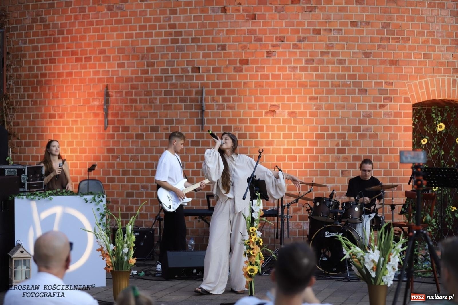 Zdjęcie w galerii na portalu naszraciborz.pl: Długie Lato w Portofino – koncert debiutancki Julii Georges w scenerii zamku wiadomości z regionu