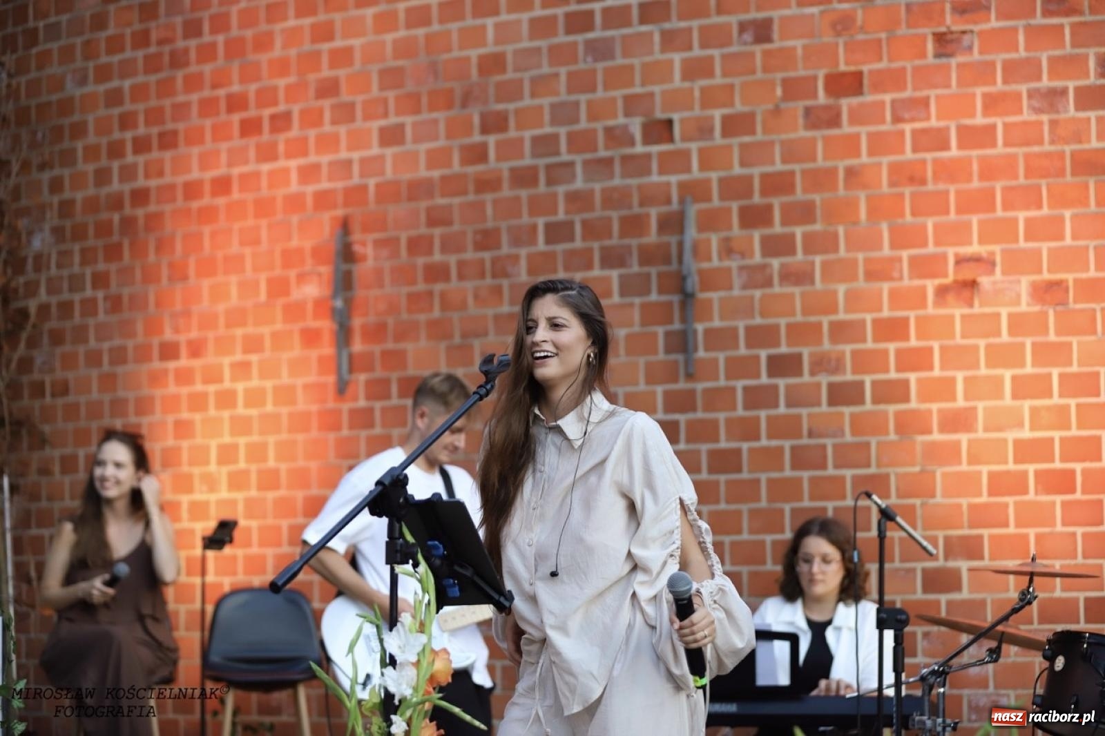 Zdjęcie w galerii na portalu naszraciborz.pl: Długie Lato w Portofino – koncert debiutancki Julii Georges w scenerii zamku wiadomości z regionu