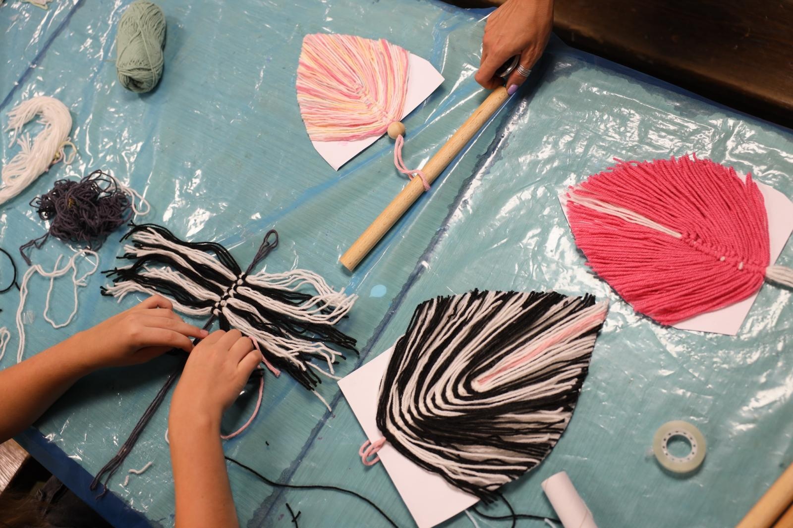 Zdjęcie w galerii na portalu naszraciborz.pl: Dzieło i rękodzieło w DK Strzecha wiadomości z regionu