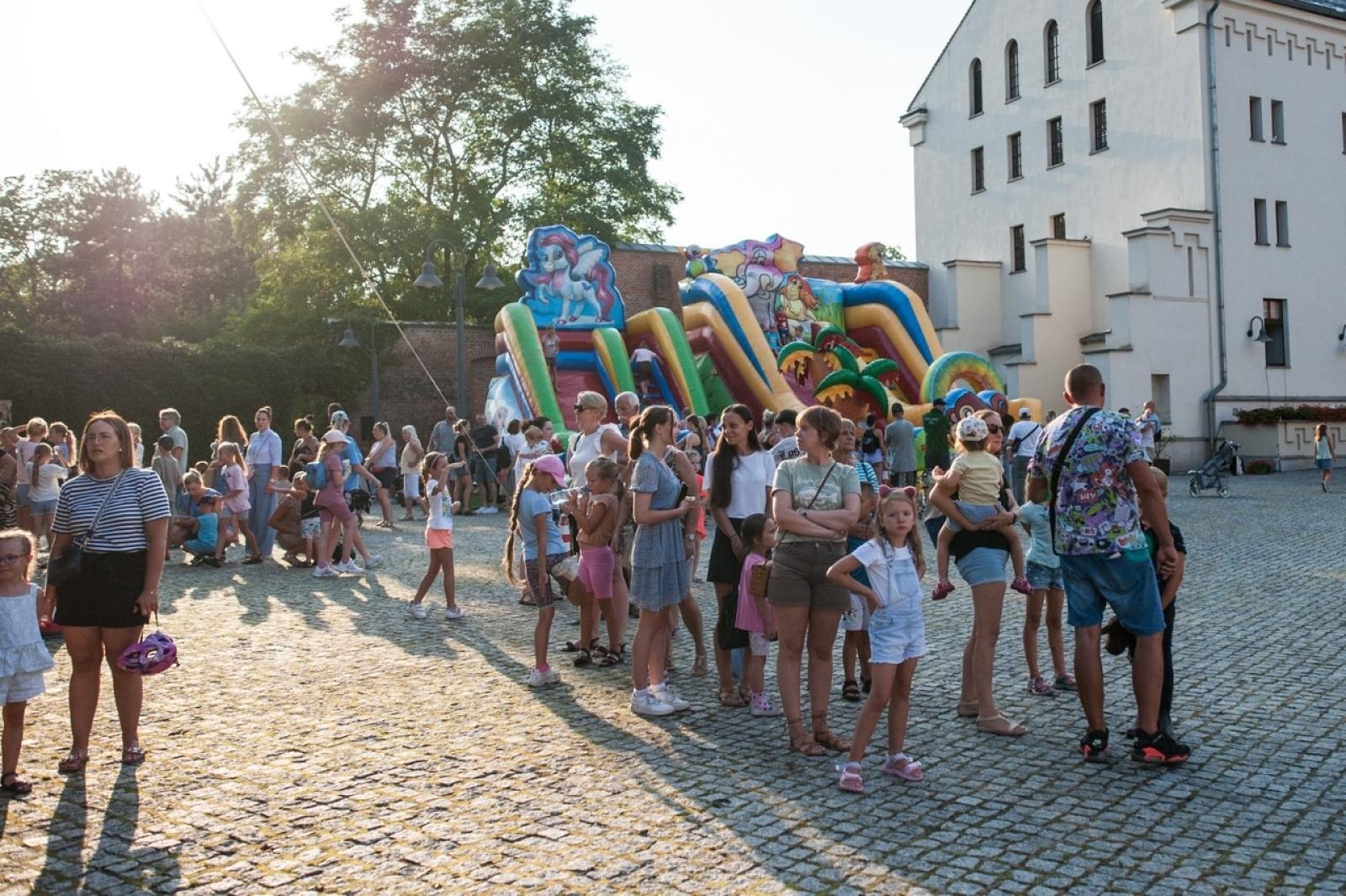 Zdjęcie w galerii na portalu naszraciborz.pl: Wielki finał Wakacji w siodle na Zamku Piastowskim. Tłumy na dziedzińcu [FOTO i WIDEO] wiadomości z regionu
