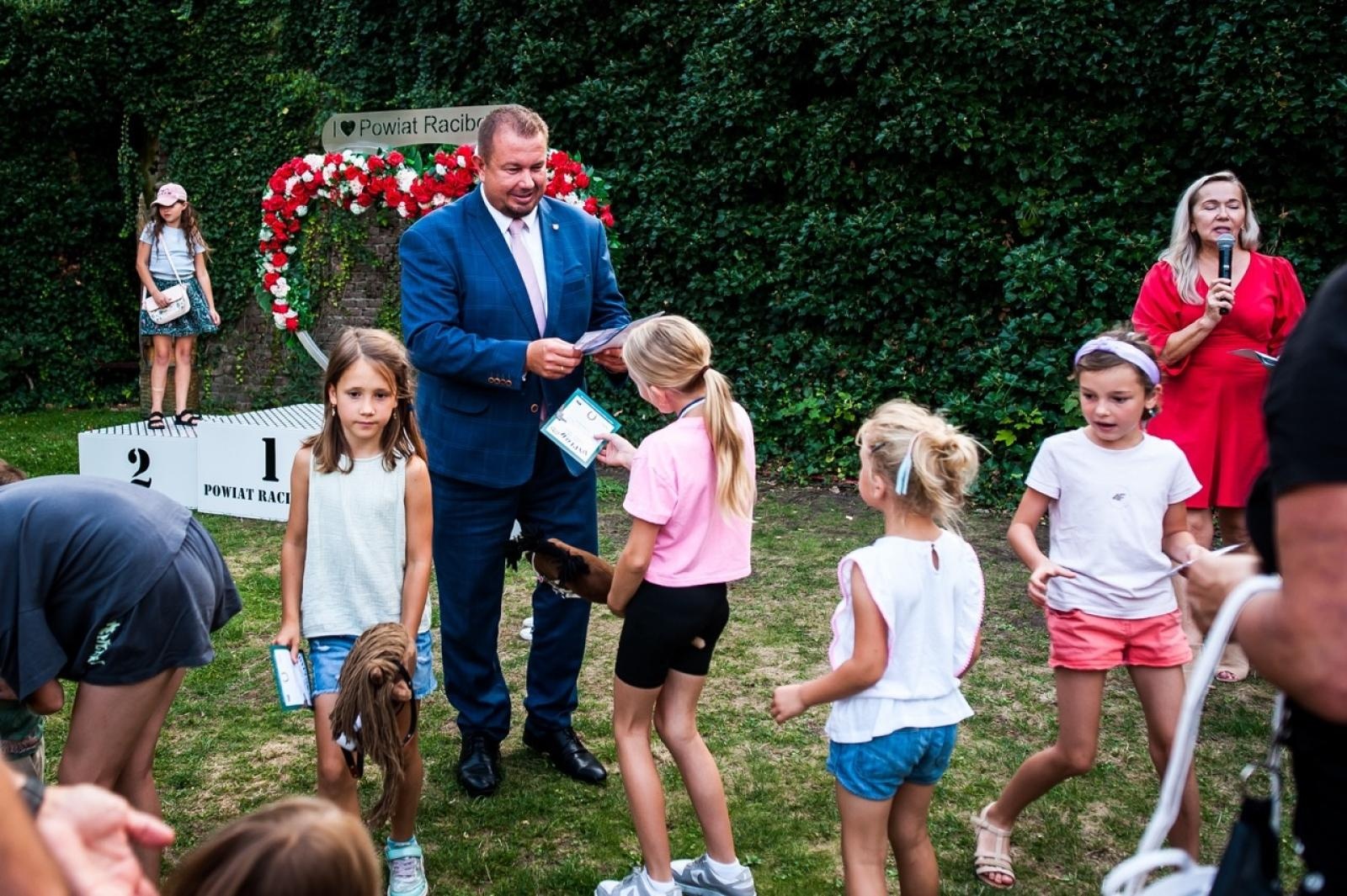 Zdjęcie w galerii na portalu naszraciborz.pl: Wielki finał Wakacji w siodle na Zamku Piastowskim. Tłumy na dziedzińcu [FOTO i WIDEO] wiadomości z regionu