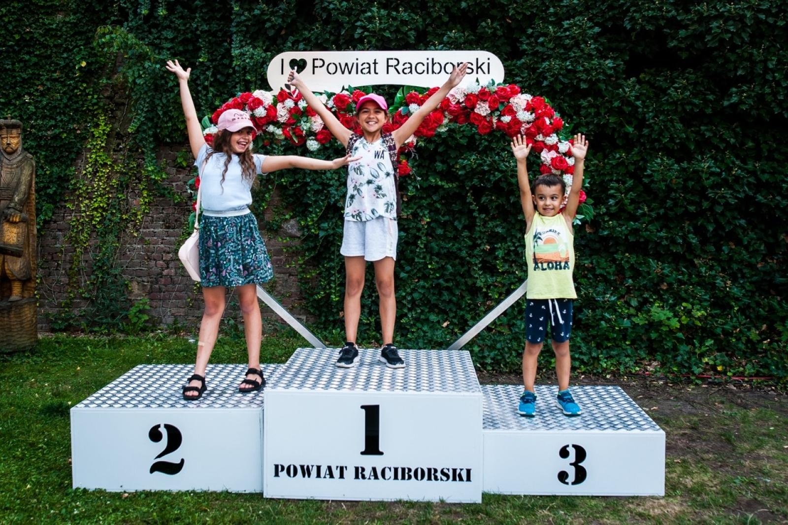 Zdjęcie w galerii na portalu naszraciborz.pl: Wielki finał Wakacji w siodle na Zamku Piastowskim. Tłumy na dziedzińcu [FOTO i WIDEO] wiadomości z regionu