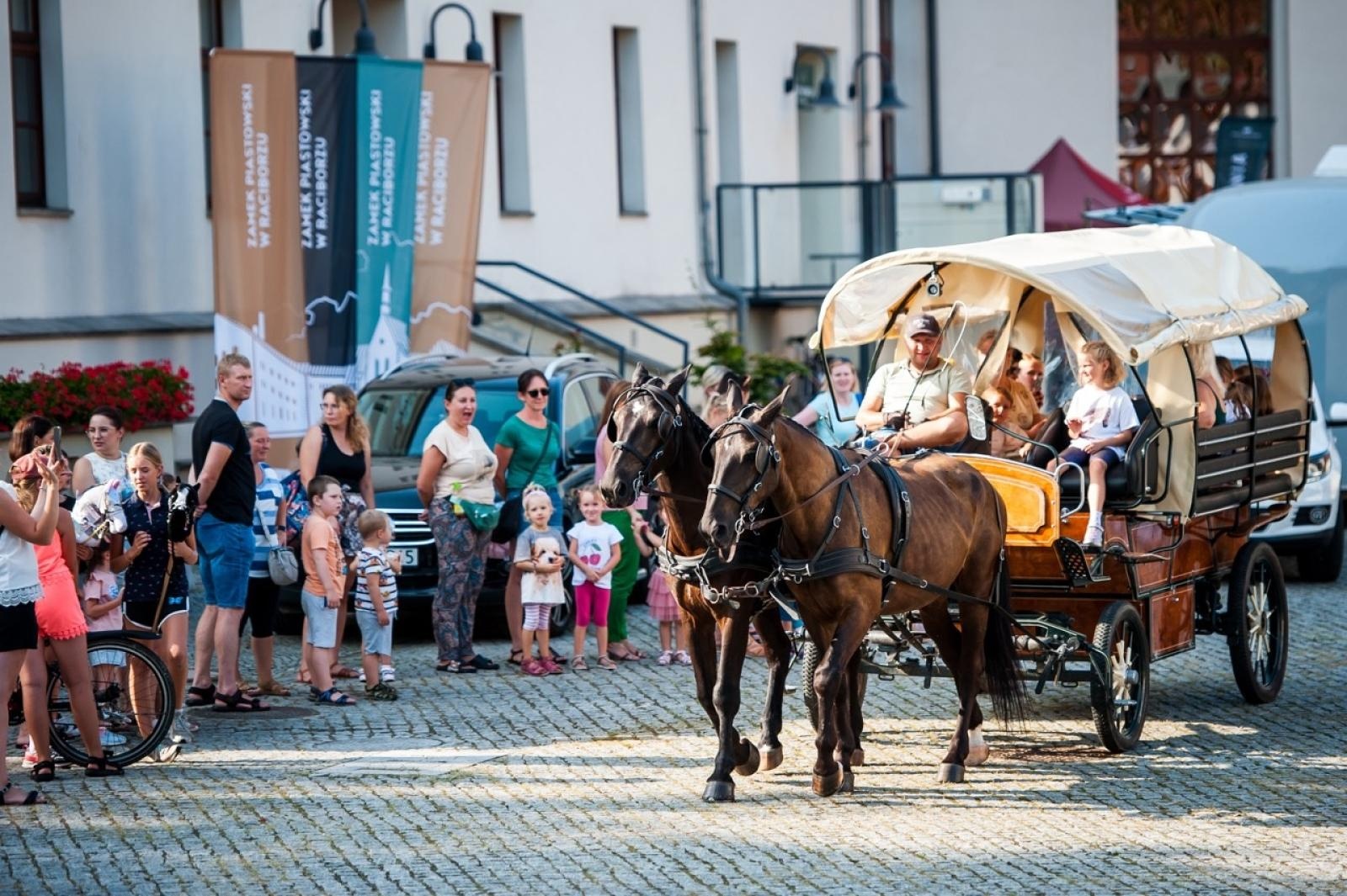 Zdjęcie w galerii na portalu naszraciborz.pl: Wielki finał Wakacji w siodle na Zamku Piastowskim. Tłumy na dziedzińcu [FOTO i WIDEO] wiadomości z regionu