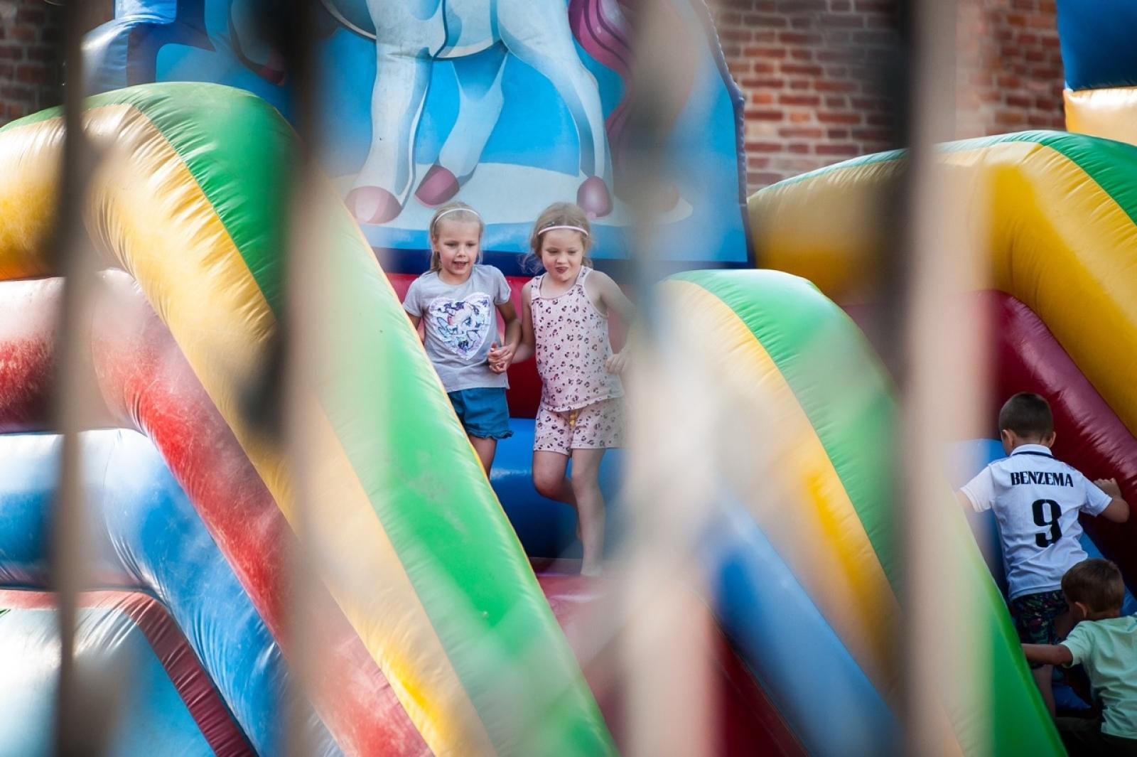Zdjęcie w galerii na portalu naszraciborz.pl: Wielki finał Wakacji w siodle na Zamku Piastowskim. Tłumy na dziedzińcu [FOTO i WIDEO] wiadomości z regionu