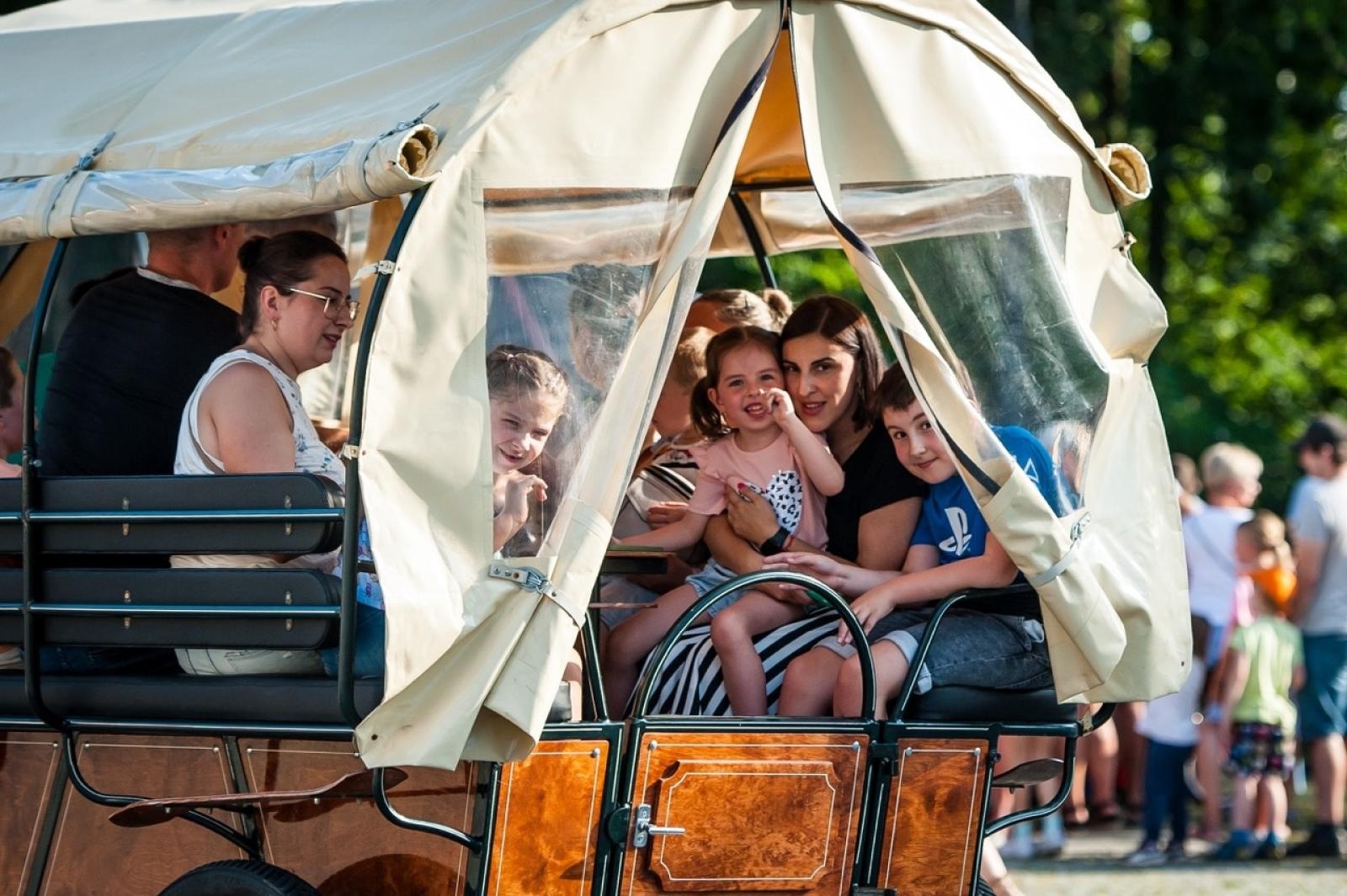 Zdjęcie w galerii na portalu naszraciborz.pl: Wielki finał Wakacji w siodle na Zamku Piastowskim. Tłumy na dziedzińcu [FOTO i WIDEO] wiadomości z regionu
