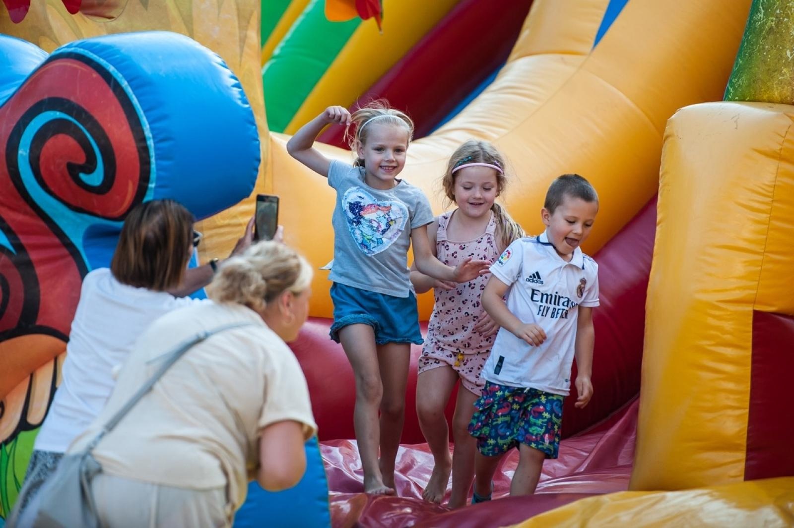 Zdjęcie w galerii na portalu naszraciborz.pl: Wielki finał Wakacji w siodle na Zamku Piastowskim. Tłumy na dziedzińcu [FOTO i WIDEO] wiadomości z regionu