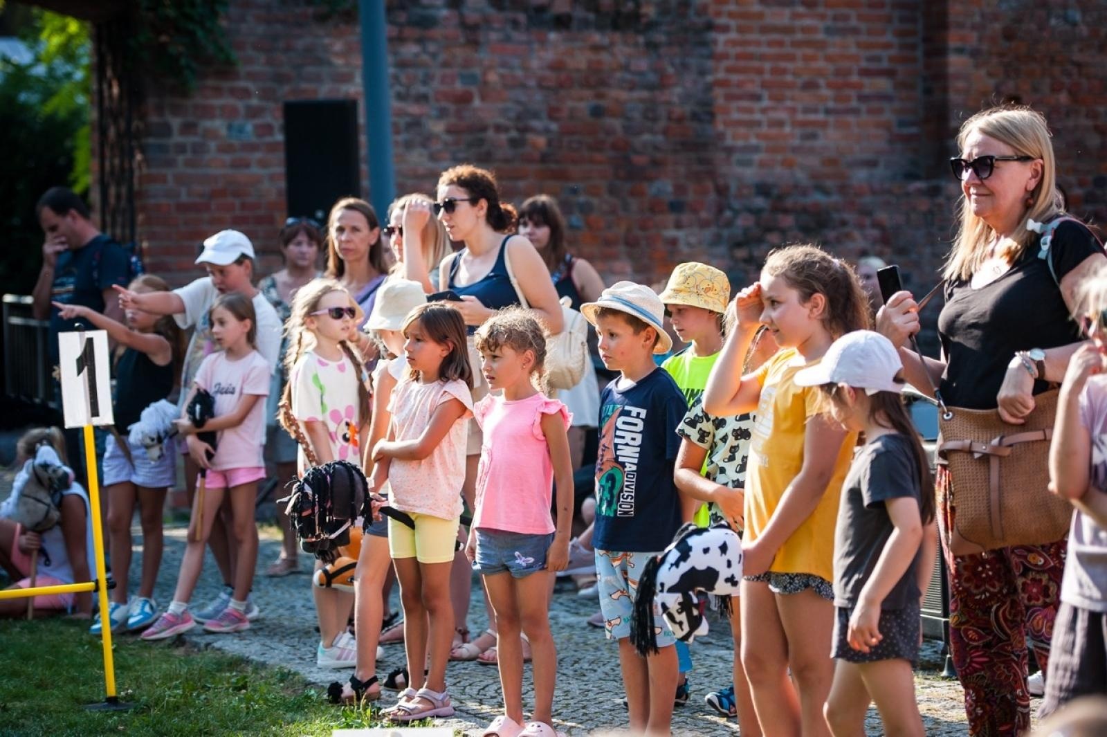 Zdjęcie w galerii na portalu naszraciborz.pl: Wielki finał Wakacji w siodle na Zamku Piastowskim. Tłumy na dziedzińcu [FOTO i WIDEO] wiadomości z regionu