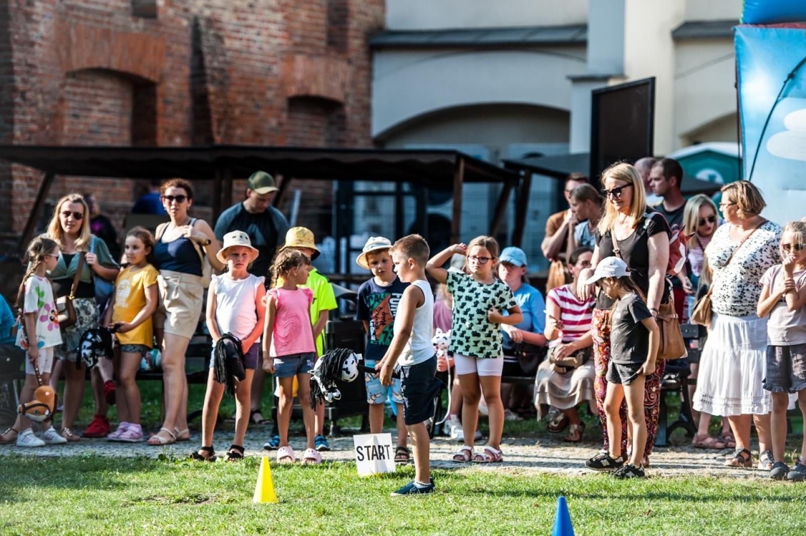 Zdjęcie w galerii na portalu naszraciborz.pl: Wielki finał Wakacji w siodle na Zamku Piastowskim. Tłumy na dziedzińcu [FOTO i WIDEO] wiadomości z regionu