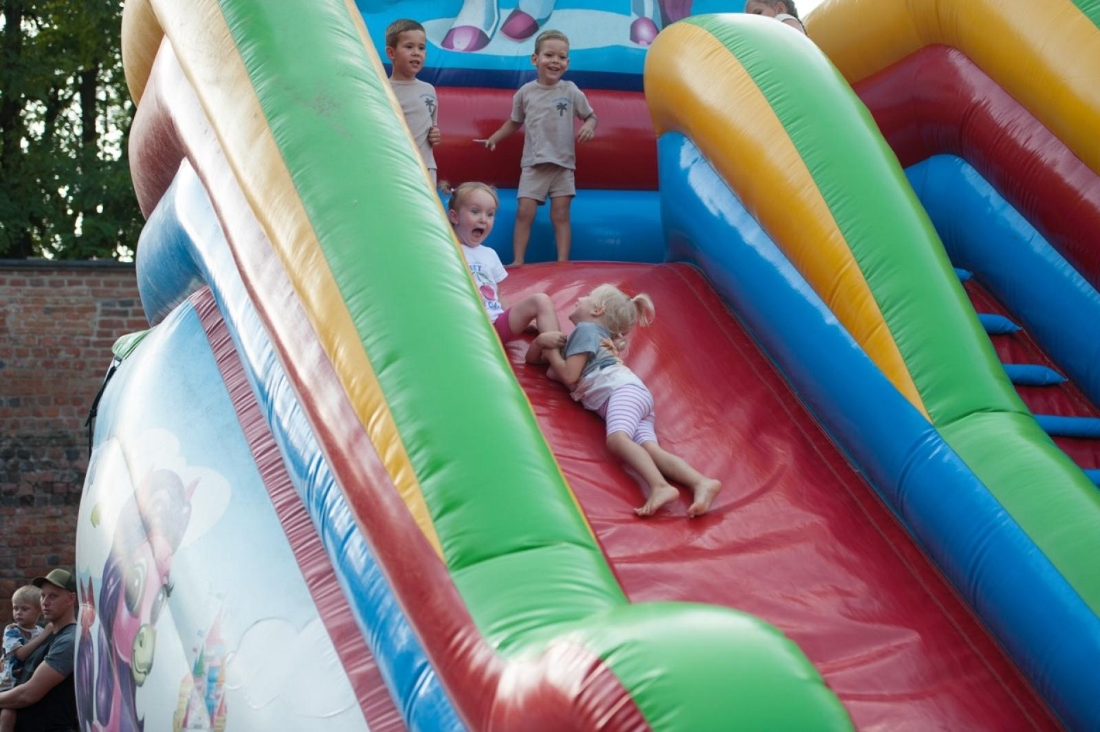 Zdjęcie w galerii na portalu naszraciborz.pl: Wielki finał Wakacji w siodle na Zamku Piastowskim. Tłumy na dziedzińcu [FOTO i WIDEO] wiadomości z regionu
