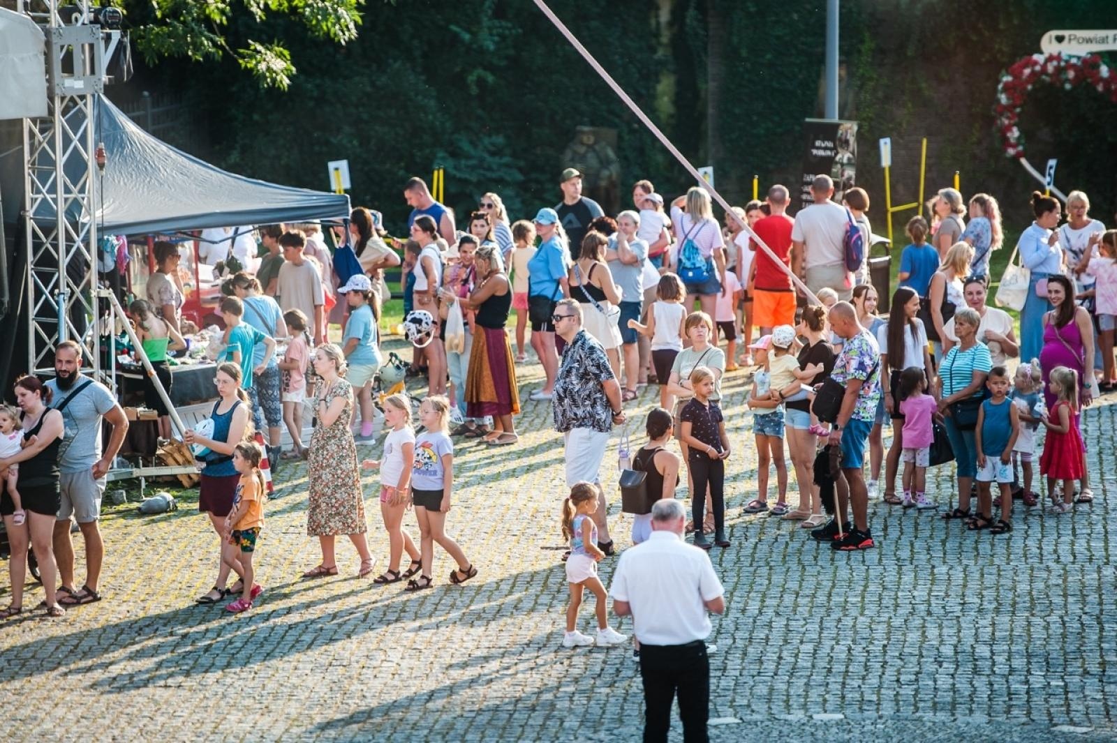 Zdjęcie w galerii na portalu naszraciborz.pl: Wielki finał Wakacji w siodle na Zamku Piastowskim. Tłumy na dziedzińcu [FOTO i WIDEO] wiadomości z regionu