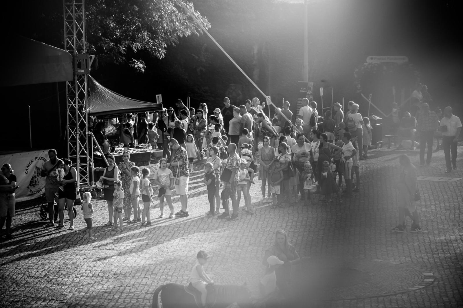 Zdjęcie w galerii na portalu naszraciborz.pl: Wielki finał Wakacji w siodle na Zamku Piastowskim. Tłumy na dziedzińcu [FOTO i WIDEO] wiadomości z regionu