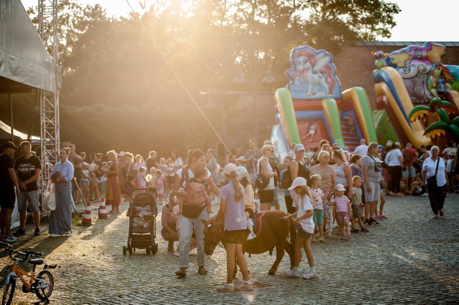 Zdjęcie w galerii na portalu naszraciborz.pl: Wielki finał Wakacji w siodle na Zamku Piastowskim. Tłumy na dziedzińcu [FOTO i WIDEO] wiadomości z regionu
