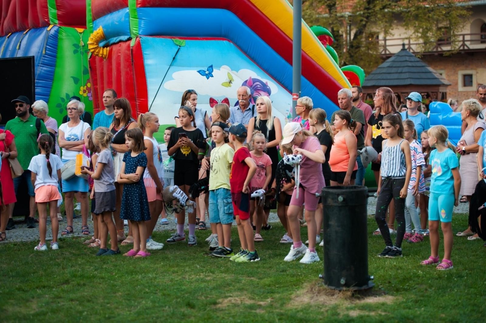Zdjęcie w galerii na portalu naszraciborz.pl: Wielki finał Wakacji w siodle na Zamku Piastowskim. Tłumy na dziedzińcu [FOTO i WIDEO] wiadomości z regionu