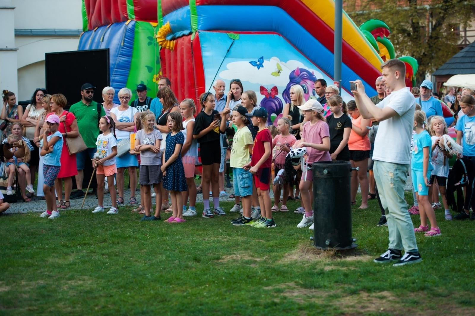 Zdjęcie w galerii na portalu naszraciborz.pl: Wielki finał Wakacji w siodle na Zamku Piastowskim. Tłumy na dziedzińcu [FOTO i WIDEO] wiadomości z regionu