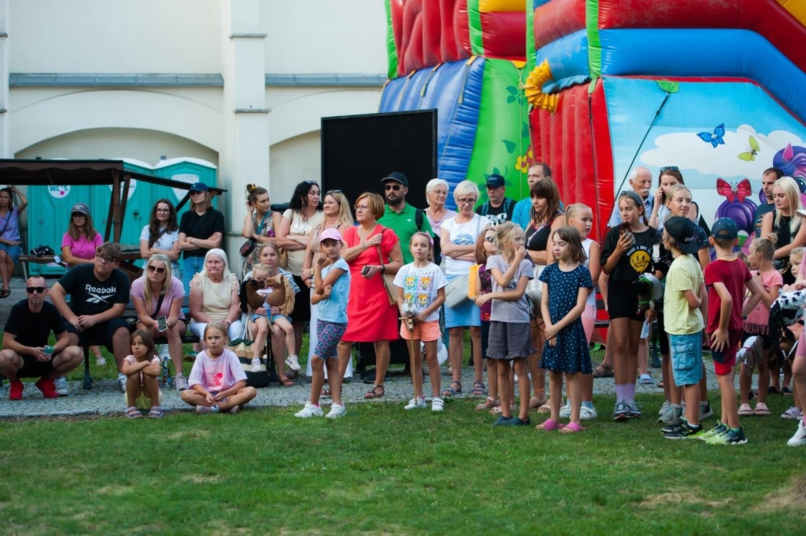 Zdjęcie w galerii na portalu naszraciborz.pl: Wielki finał Wakacji w siodle na Zamku Piastowskim. Tłumy na dziedzińcu [FOTO i WIDEO] wiadomości z regionu