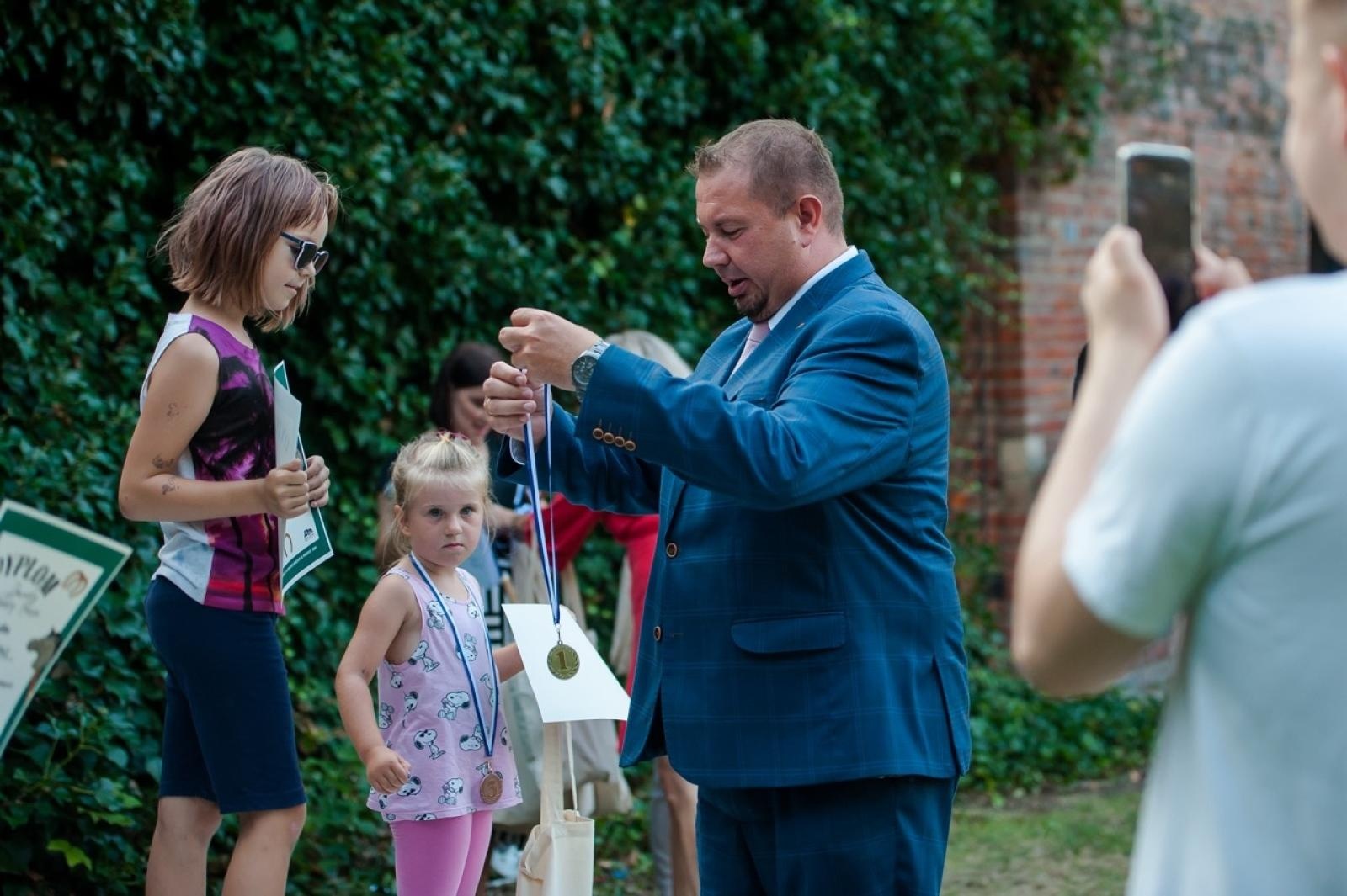 Zdjęcie w galerii na portalu naszraciborz.pl: Wielki finał Wakacji w siodle na Zamku Piastowskim. Tłumy na dziedzińcu [FOTO i WIDEO] wiadomości z regionu