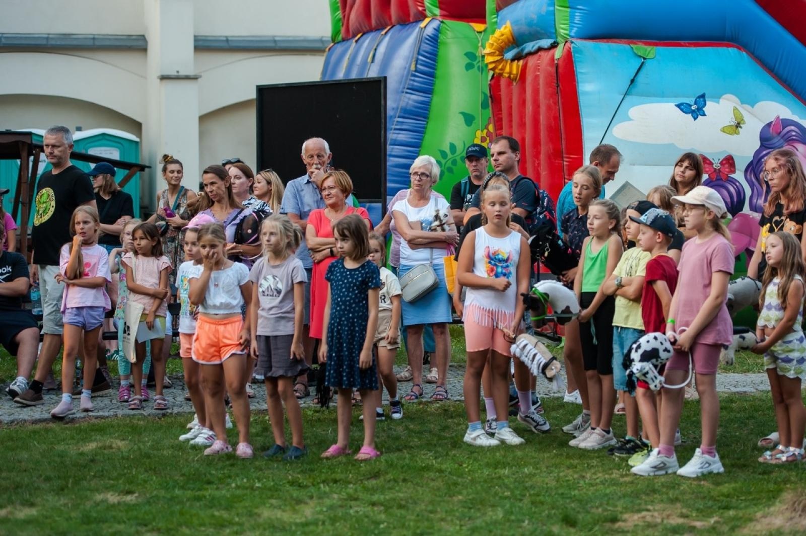 Zdjęcie w galerii na portalu naszraciborz.pl: Wielki finał Wakacji w siodle na Zamku Piastowskim. Tłumy na dziedzińcu [FOTO i WIDEO] wiadomości z regionu