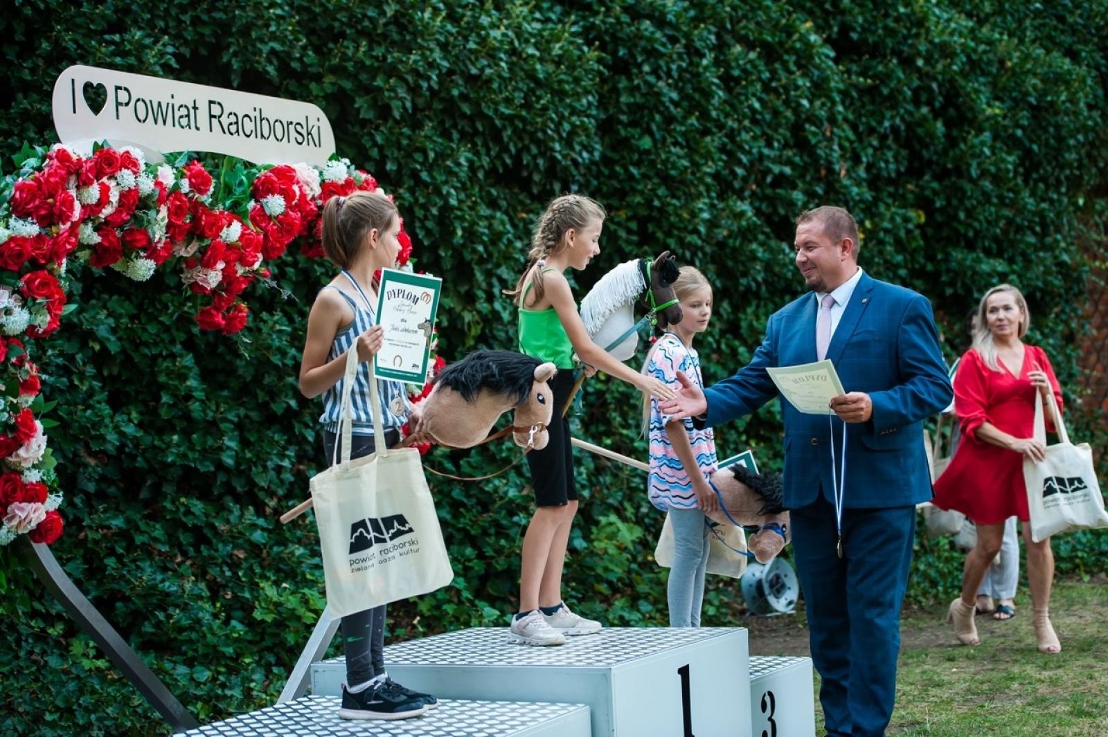 Zdjęcie w galerii na portalu naszraciborz.pl: Wielki finał Wakacji w siodle na Zamku Piastowskim. Tłumy na dziedzińcu [FOTO i WIDEO] wiadomości z regionu