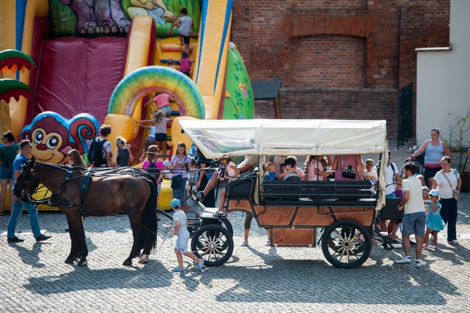 Zdjęcie w galerii na portalu naszraciborz.pl: Wielki finał Wakacji w siodle na Zamku Piastowskim. Tłumy na dziedzińcu [FOTO i WIDEO] wiadomości z regionu