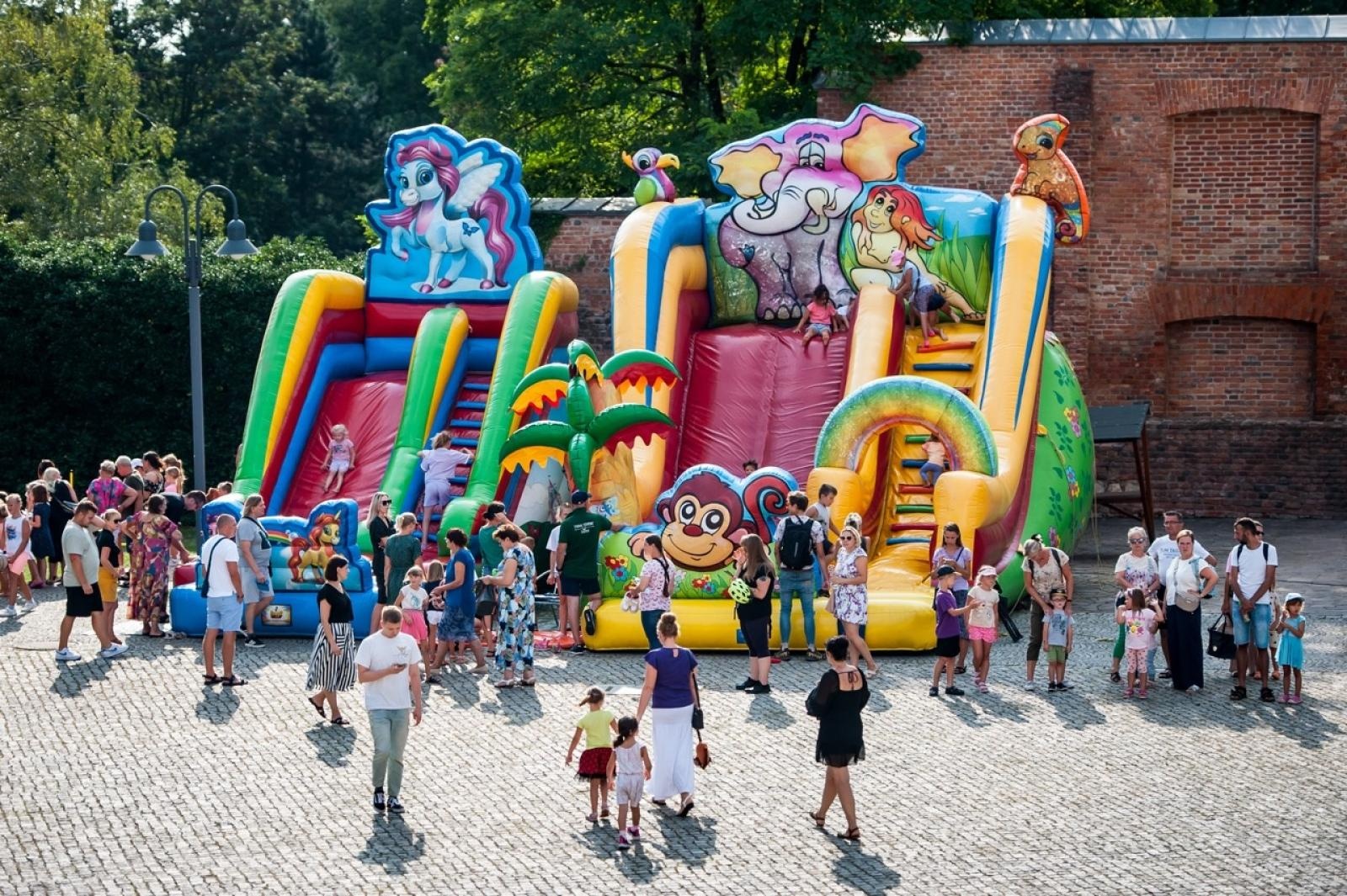 Zdjęcie w galerii na portalu naszraciborz.pl: Wielki finał Wakacji w siodle na Zamku Piastowskim. Tłumy na dziedzińcu [FOTO i WIDEO] wiadomości z regionu