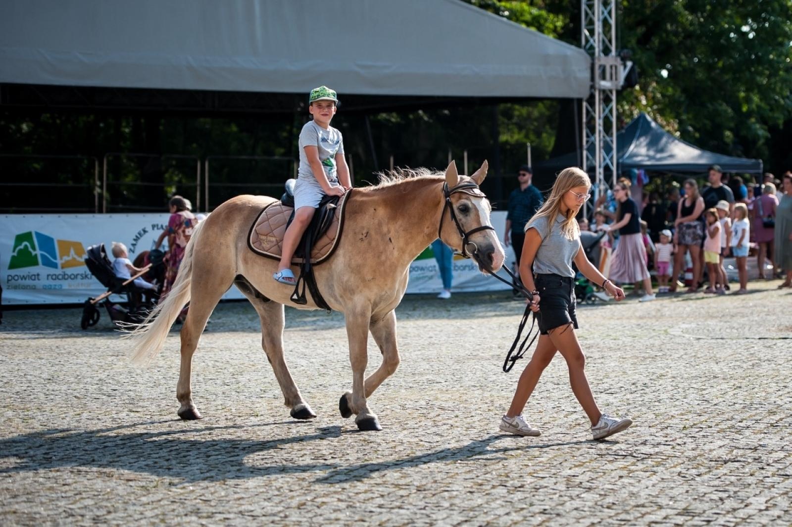 Zdjęcie w galerii na portalu naszraciborz.pl: Wielki finał Wakacji w siodle na Zamku Piastowskim. Tłumy na dziedzińcu [FOTO i WIDEO] wiadomości z regionu